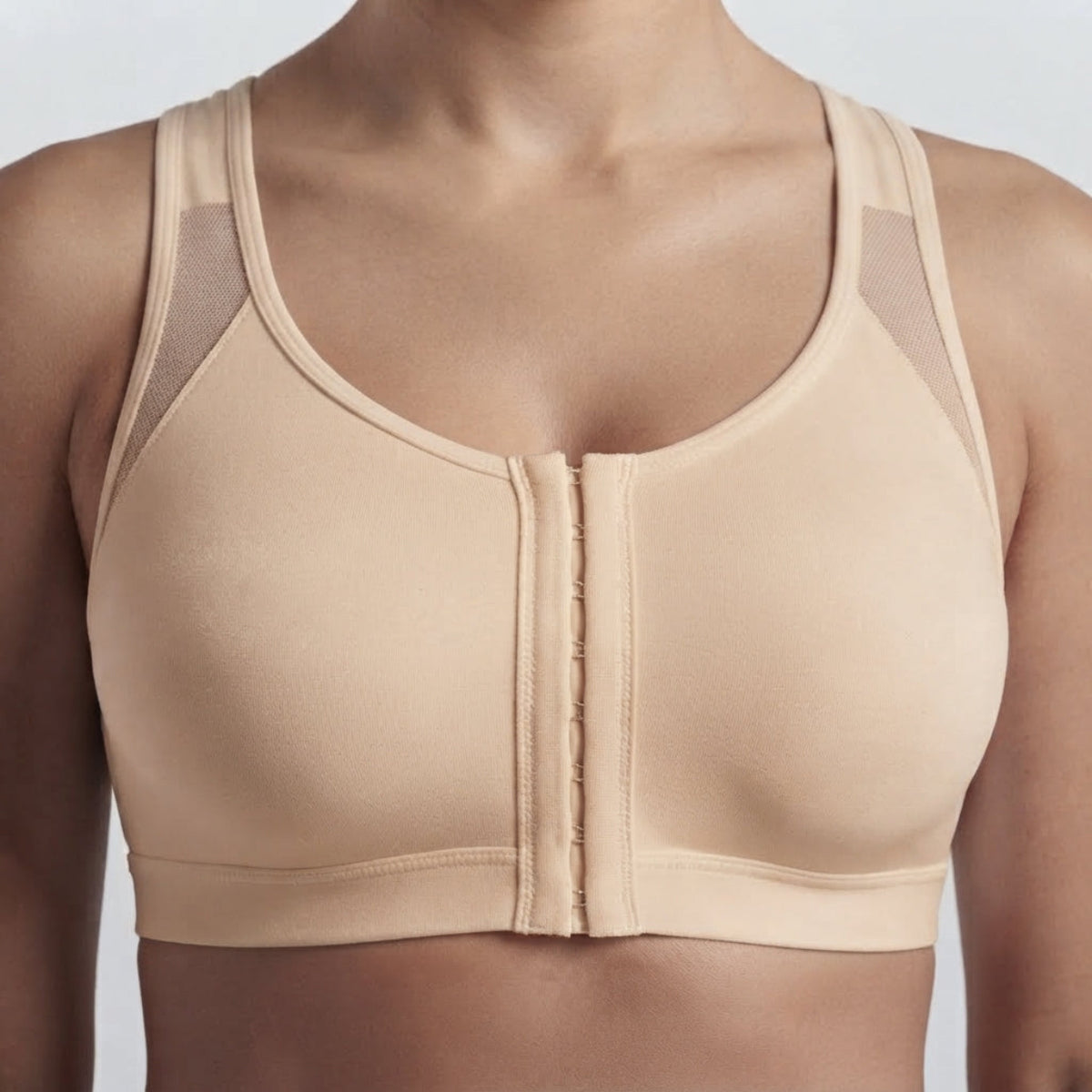 Brassière femme beige de maintien avec fermeture à l'avant et empiècements en mesh