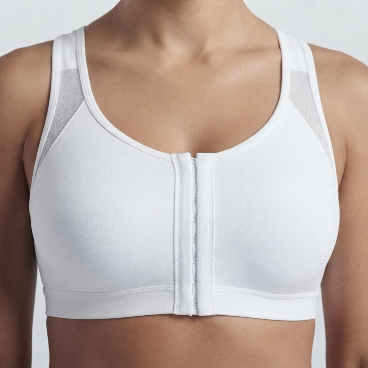 Brassière femme blanche de maintien avec fermeture à l'avant et empiècements en mesh